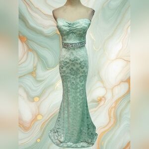 Windsor Strapless Lace Gown in Mint